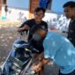 Kens Nahak Pria Asal Malaka Yang , Jual Ikan Keliling Dari Kos ke Kos, Untuk Kurangi Beban Orangtua. (Foto-red)