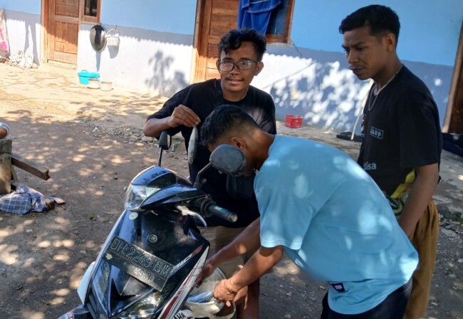 Kens Nahak Pria Asal Malaka Yang , Jual Ikan Keliling Dari Kos ke Kos, Untuk Kurangi Beban Orangtua. (Foto-red)