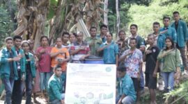 Mahasiswa Program Studi Agroteknologi Bersama Dosen Fakultas Pertanian Unimor, Berdayakan Petani TTU Lewat Pupuk Organik Cair. (Foto-red)