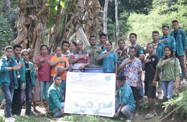 Mahasiswa Program Studi Agroteknologi Bersama Dosen Fakultas Pertanian Unimor, Berdayakan Petani TTU Lewat Pupuk Organik Cair. (Foto-red)