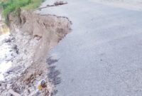 Jalan Longsor di Desa Weoe Kecamatan Wewiku. 