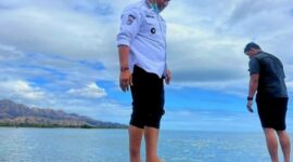 Bupati TTU, Yosep Falentinus Delasale Kebo, Mengecek Langsung Ikan Paus Yang Terdampar di Pantai Temkuna. (Foto-red)