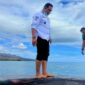 Bupati TTU, Yosep Falentinus Delasale Kebo, Mengecek Langsung Ikan Paus Yang Terdampar di Pantai Temkuna. (Foto-red)