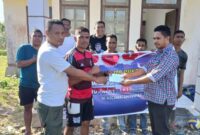 Penyerahan Bantuan Ketua Fraksi NasDem DPR RI Victor Bungtilu Laiskodat Untuk Turnamen Rinhat Cup I Melalui DPD Partai NasDem Malaka, di Lapangan Biudukfoho. (Foto-red)