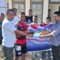 Penyerahan Bantuan Ketua Fraksi NasDem DPR RI Victor Bungtilu Laiskodat Untuk Turnamen Rinhat Cup I Melalui DPD Partai NasDem Malaka, di Lapangan Biudukfoho. (Foto-red)
