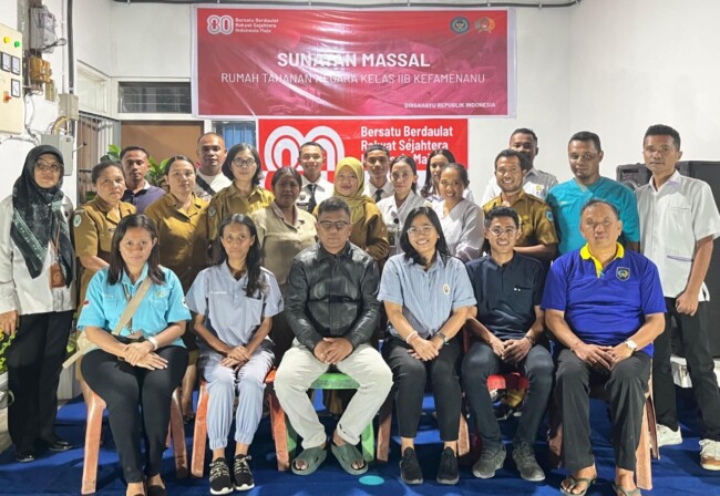 Foto Bersama Usai Giat Bakti Sosial Sunatan masal yang dilakukan di Aula Rumah Tahanan Negara Kelas IIB Kefamenanu. (Foto-Ist)
