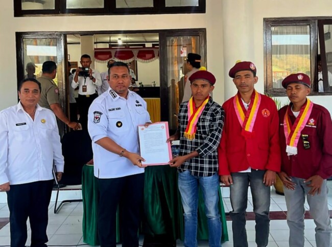 PMKRI Cabang Kefamenanu Serahkan Pernytaan Sikap Kepada Bupati TTU. (Foto-Ist)