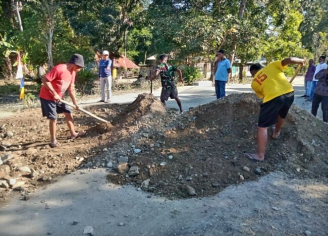 Reses Anggota DPRD TTU, langsung Eksekusi Perbaikan Jalan Rusak. (Foto-Ist)