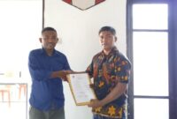 Bung Viki Menerima Surat Mandat Sebagai Ketua GMNI NTT. (Foto-Ist)