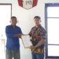 Bung Viki Menerima Surat Mandat Sebagai Ketua GMNI NTT. (Foto-Ist)