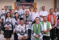 Foto Bersama Ketua PGRI NTT, Samuel Haning dan Pengurus Baru PGRI Malaka, Usai Pelantikan di Aula Serba Guna SMPN I Malaka Tengah. (Foto-red)