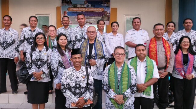 Foto Bersama Ketua PGRI NTT, Samuel Haning dan Pengurus Baru PGRI Malaka, Usai Pelantikan di Aula Serba Guna SMPN I Malaka Tengah. (Foto-red)
