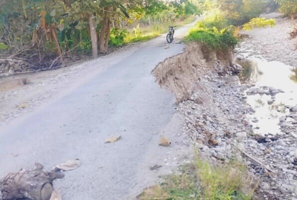 Kerusakan Jalan Wengkiar Desa Weoe, Kecamatan Wewiku. (Foto-red)