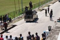 Marsel Seran Adik Kandung Keluarga Korban (AL), Saat Menyampaikan Orasi di Depan Kantor DPRD Malaka. (Foto-red)