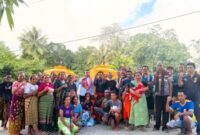 Foto Bersama Ketua Fraksi NasDem Agerius Agustinus Bria SH.,MH Bersama Masyarakat Desa Raisamane usai penyerahan dua unit fiber. (Foto-Ist)