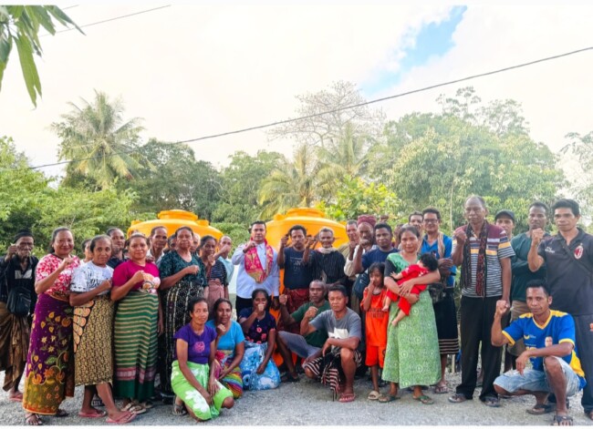 Foto Bersama Ketua Fraksi NasDem Agerius Agustinus Bria SH.,MH Bersama Masyarakat Desa Raisamane usai penyerahan dua unit fiber. (Foto-Ist)