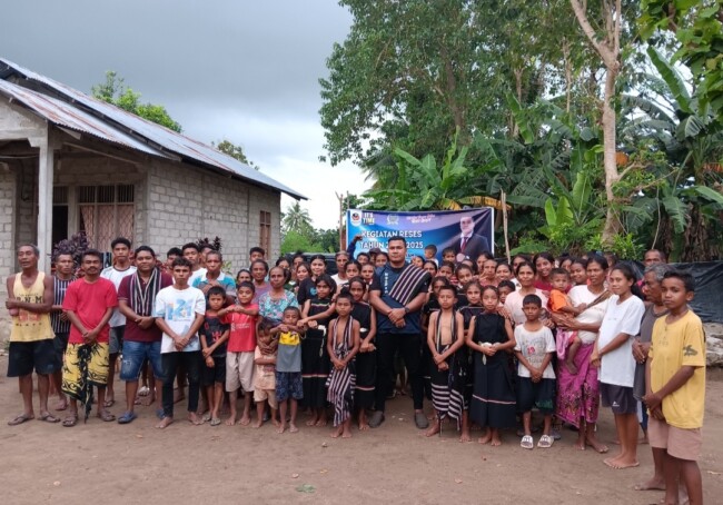 Ketua Fraksi NasDem Angerius Agustinus Bria S.H.,MH Bersama Warga usai Giat Reses di Istana Sayur Desa Haliklaran.(Foto-red)