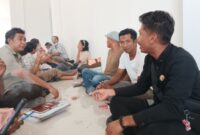 Ketua Fraksi PDI Perjuangan Paskalis Wandelinus  Nahak Bersama Aliansi R4 di Ruangan Kantor DPRD Malaka. (Foto-red)