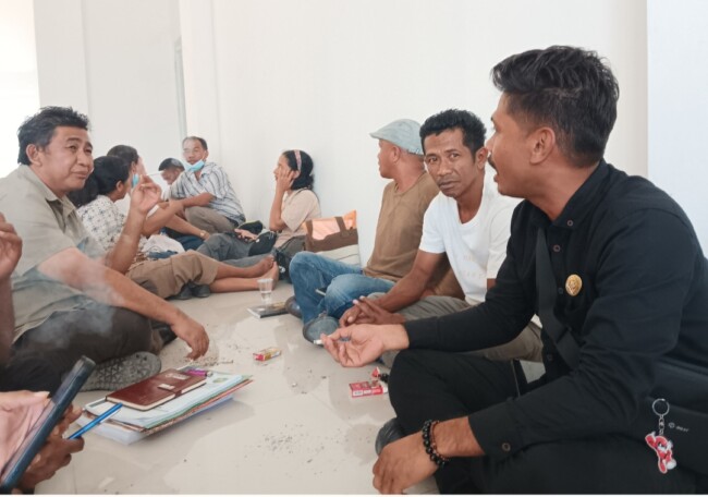 Ketua Fraksi PDI Perjuangan Paskalis Wandelinus  Nahak Bersama Aliansi R4 di Ruangan Kantor DPRD Malaka. (Foto-red)