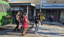 Tersangka Saksi E.M, selaku mantan Kepala SLB Negeri Benpasi sekaligus penanggung jawab Dana Bantuan Operasional Sekolah (BOS) Tahun Anggaran 2018 s.d. Tahun Anggaran 2022. (Foto-red)