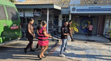 Tersangka Saksi E.M, selaku mantan Kepala SLB Negeri Benpasi sekaligus penanggung jawab Dana Bantuan Operasional Sekolah (BOS) Tahun Anggaran 2018 s.d. Tahun Anggaran 2022. (Foto-red)