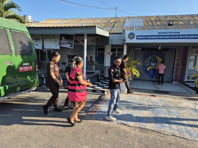 Tersangka Saksi E.M, selaku mantan Kepala SLB Negeri Benpasi sekaligus penanggung jawab Dana Bantuan Operasional Sekolah (BOS) Tahun Anggaran 2018 s.d. Tahun Anggaran 2022. (Foto-red)