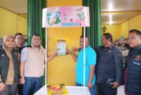 Satgas Polri Bersama Satgas Pangan Nasional Mengecek langsung Harga Beras di Penjual Enceran di Kabupaten Malaka- NTT. (Foto-red)
