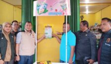 Satgas Polri Bersama Satgas Pangan Nasional Mengecek langsung Harga Beras di Penjual Enceran di Kabupaten Malaka- NTT. (Foto-red)