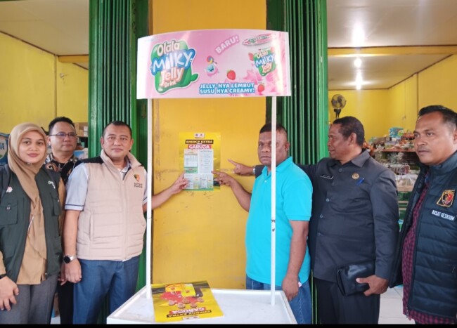 Satgas Polri Bersama Satgas Pangan Nasional Mengecek langsung Harga Beras di Penjual Enceran di Kabupaten Malaka- NTT. (Foto-red)
