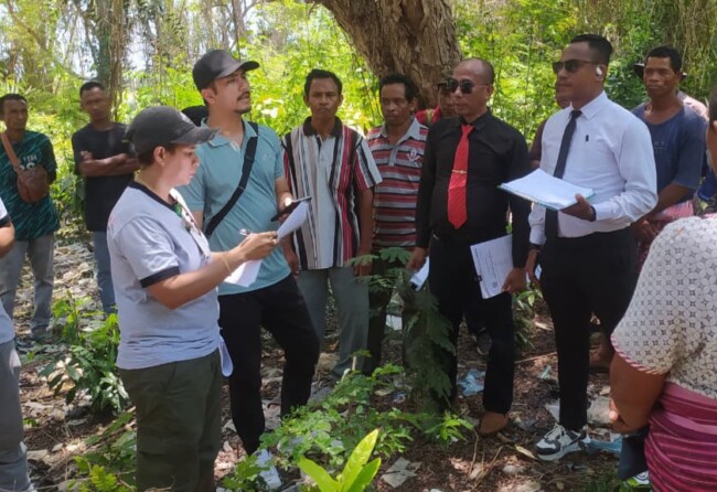 Pemeriksaan setempat (PS) oleh Hakim Pengadilan Negeri Kelas IB Atambua di lokasi objek sengketa, Jumat, 31 Oktober 2025 di Rabasa Haerain Kecamatan Malaka Barat .(Foto-red)