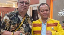Ketua DPD II Kabupaten Malaka, Adrianus Bria Seran S.H, Bersama Sekjen Partai Golkar Sarmuji Usai Musda XI di Kupang. (Foto-Ist)