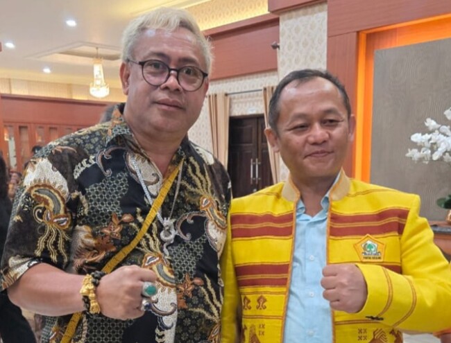 Ketua DPD II Kabupaten Malaka, Adrianus Bria Seran S.H, Bersama Sekjen Partai Golkar Sarmuji Usai Musda XI di Kupang. (Foto-Ist)