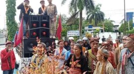 Presidium Gerakan Kemasyarakatan, Niko Seran meminta agar pengadilan dapat bersikap progresif untuk menghentikan sementara proses pembangunan batalion di Kilometer 9. (Foto-Ist)