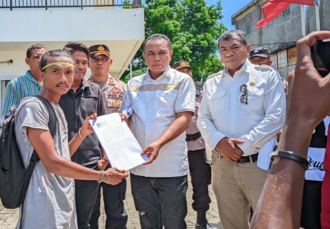 DPRD Malaka Menerima Tuntutan Masa Aksi Demonstrasi LMND Kefamenanu di Gedung DPRD Malaka. (Foto-red)