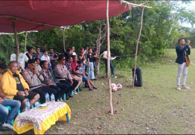 Advokat Melkianus Conterius Seran S.H.,MH.,C.Me Secara Resmi Membuka Kegiatan Tunrnamen Bola Kaki IMADAR Cup I di Desa Beiau Kecamatan Laenmanen
 (Foto-red)