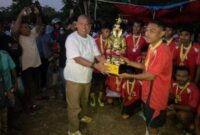 Pembina IMADAR Anggota DPRD Provinsi NTT,  Serahkan Piala Bergilir Kepada SSB Laenmanen Sebagai Juara I. Turnamen Bola Kaki IMADAR Cup I. (Foto-red)