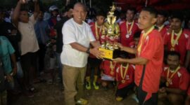 Pembina IMADAR Anggota DPRD Provinsi NTT,  Serahkan Piala Bergilir Kepada SSB Laenmanen Sebagai Juara I. Turnamen Bola Kaki IMADAR Cup I. (Foto-red)