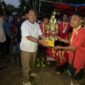 Pembina IMADAR Anggota DPRD Provinsi NTT,  Serahkan Piala Bergilir Kepada SSB Laenmanen Sebagai Juara I. Turnamen Bola Kaki IMADAR Cup I. (Foto-red)