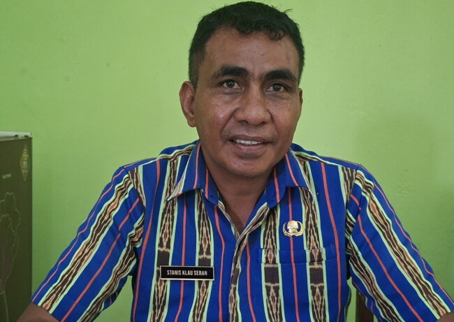 Plt. Kepala Dinas Sosial Stanis Klau Seran. (Foto-red)