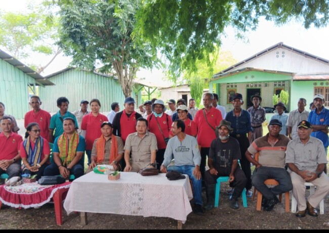 Ketua DPC Partai Gerindra Kabupaten Malaka, Benny Chandradinata Bersama UPTD KPH Wilayah Belu - Malaka Rayakan HUT Partai Gerindra ke- 18 Dengan Menanam Pohon Di Hutan Wemer. (Foto-red)