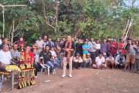 Advokat. Melkianus Conterius Seran S.H.,MH.,C.Me Memberikan Hadiah Tunai Kepada Pencetak Gol Pertama, Turnamen IMADAR Cup I. (Foto-red)