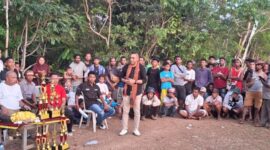 Advokat. Melkianus Conterius Seran S.H.,MH.,C.Me Memberikan Hadiah Tunai Kepada Pencetak Gol Pertama, Turnamen IMADAR Cup I. (Foto-red)