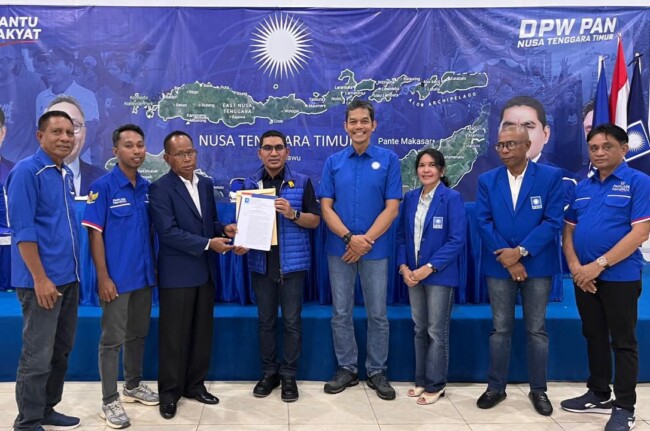 Ketua DPW PAN Ahmad Yohan Serahkan SK Kepada Ketua DPD PAN Malaka, Donatus Bere S.H (Foto-Ist)