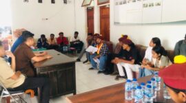 Audiens Aliansi Masa Aksi bersama Kejaksaan Negeri TTU. Tentang Dugaan Korupsi Dana Pemilu di KPU TTU. (Foto-Fendi).