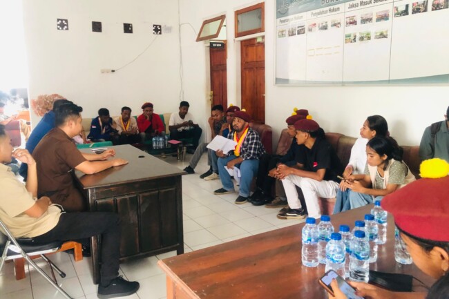 Audiens Aliansi Masa Aksi bersama Kejaksaan Negeri TTU. Tentang Dugaan Korupsi Dana Pemilu di KPU TTU. (Foto-Fendi).
