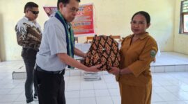 Anggota DPRD Provinsi NTT, Agustinus Bria Seran Menyerap Aspirasi dari Guru Sekalian menyerahkan bingkisan kepada Guru di SMAS 17 Weoe. (Foto-red)