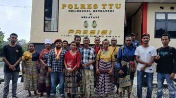Sebanyak 12 orang tua siswa mendatangi Polres TTU. Kehadiran mereka untuk memenuhi undangan klarifikasi terhadap Ibu Albina Sau didampingi PMKRI Cabang Kefamenanu. (Foto-red)