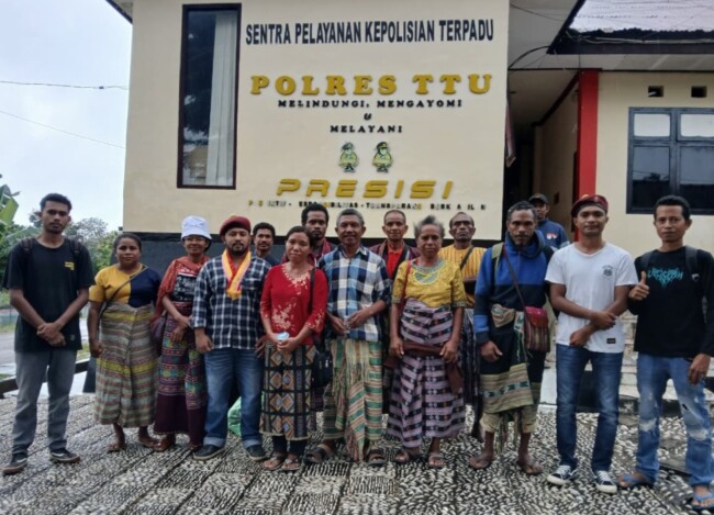 Sebanyak 12 orang tua siswa mendatangi Polres TTU. Kehadiran mereka untuk memenuhi undangan klarifikasi terhadap Ibu Albina Sau didampingi PMKRI Cabang Kefamenanu. (Foto-red)