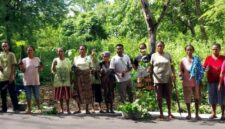 Kepala Desa Kateri bersama warga secara gotong royong melakukan penanaman pohon di sepanjang pinggir jalan yang melintasi kawasan Suaka Margasatwa Kateri. (Foto-Ist)
