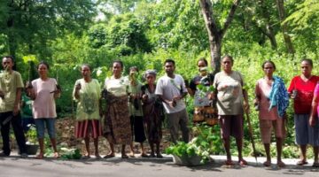 Kepala Desa Kateri bersama warga secara gotong royong melakukan penanaman pohon di sepanjang pinggir jalan yang melintasi kawasan Suaka Margasatwa Kateri. (Foto-Ist)